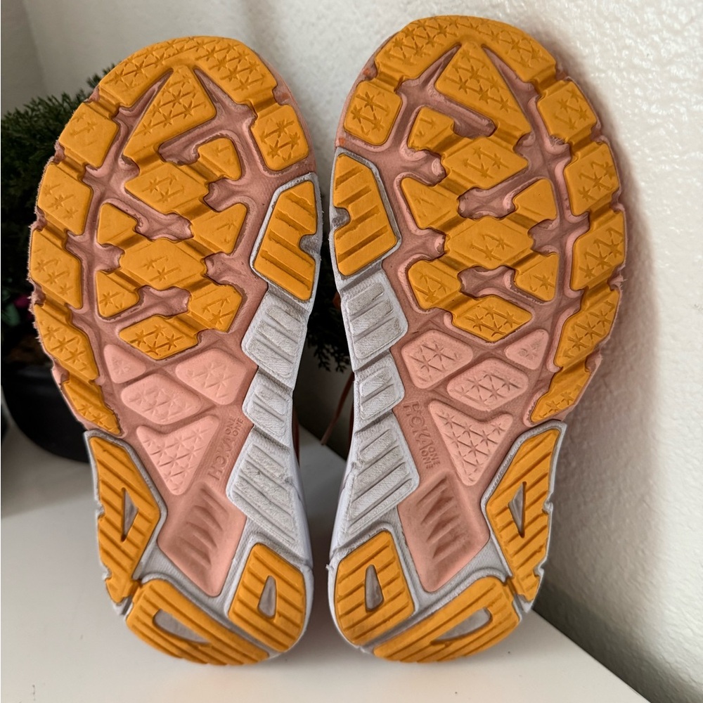 Hoka Arahi 6 Women's Coral and White Athletic Shoes - Picture 6 of 7